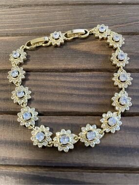 CM Gold Tone Crystal Daisy Flower Bracelet w/Extender Vintage Floral Rhinestone